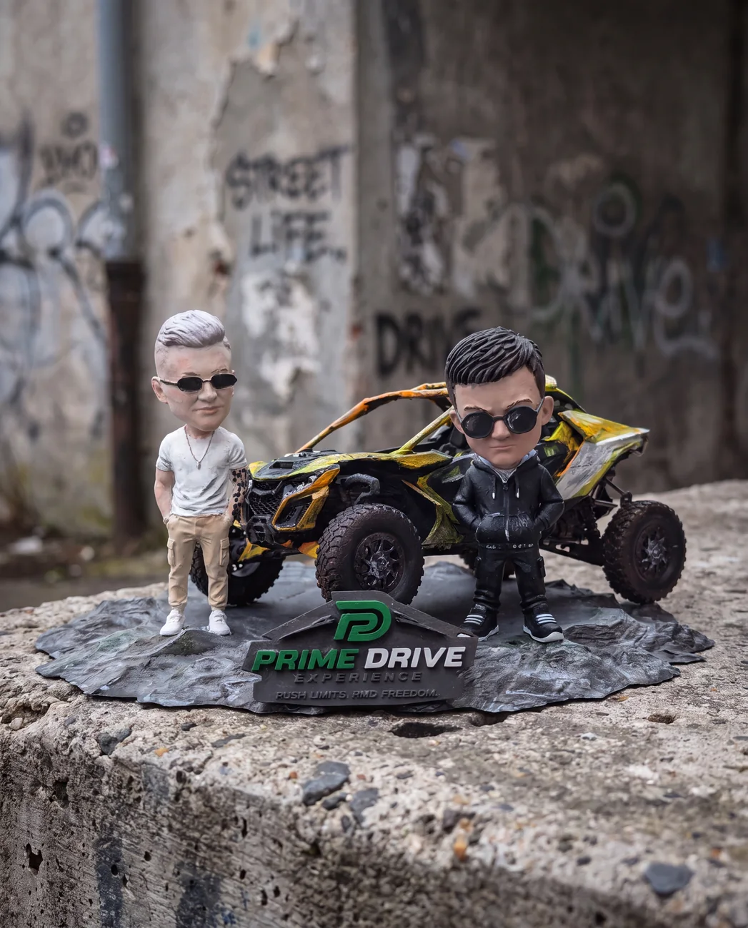 Diorama z pojazdem i dwiema postaciami, 15 cm